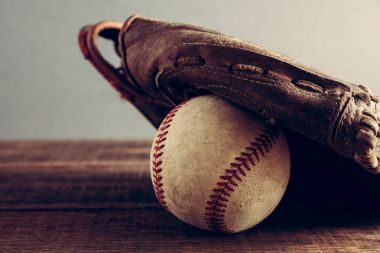 eski beyzbol ve eldiven filtre etkisi retro vintage tarzı ahşap zemin üzerine