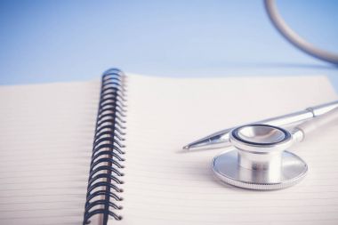 Steteskop ve filtre etkisi retro vintage tarzı ile kitapları