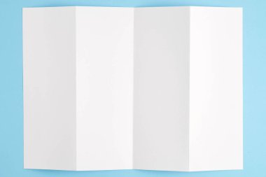 Şablon kat beyaz kağıt mavi arka plan üzerinde