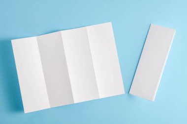 Şablon kat beyaz kağıt mavi arka plan üzerinde