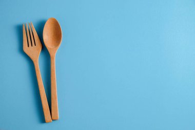 Tahta kaşık arka plan menüsü gıda için mavi arka plan üzerinde