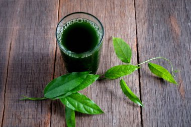 Bambu çimen, bai-ya-nang suyu. (Adı Tayland yazıldığından) Tiliacora triandra 