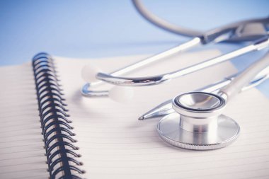 Steteskop ve filtre etkisi retro vintage tarzı ile kitapları