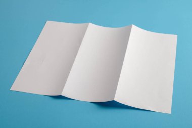 Şablon kat beyaz kağıt mavi arka plan üzerinde