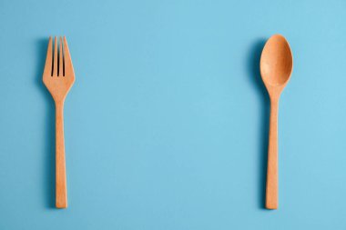 Tahta kaşık arka plan menüsü gıda için mavi arka plan üzerinde