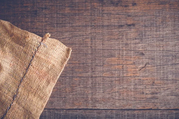 Eski çul çuval bezi masa örtüsü doku ile filtre etkisi retro vintage tarzı ile ahşap masa