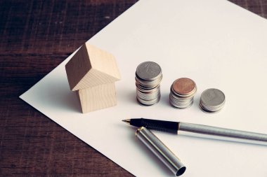 tasarruf yatırım ipotek kavramı ile para ev için bir sikke filtre etkisi retro vintage tarzı ile gelen