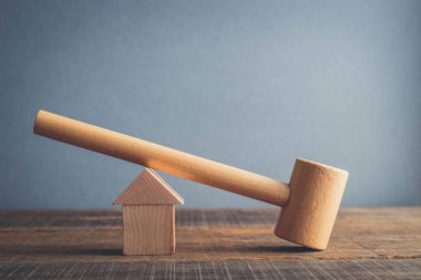 Dünya çapında gayrimenkul kriz sembolü. ahşap çekiç ve filtre etkisi retro vintage tarzı ile ev