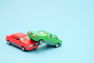 Oyuncak araba kazasında mavi bir arka plan üzerinde