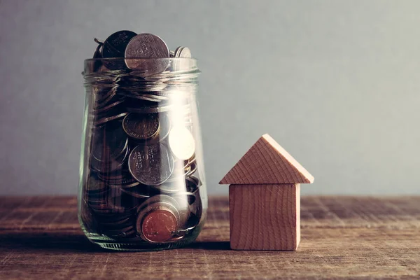 Risparmiare denaro per il concetto di ipoteca di investimento da casa soldi da una moneta con effetto filtro retrò stile vintage — Foto Stock