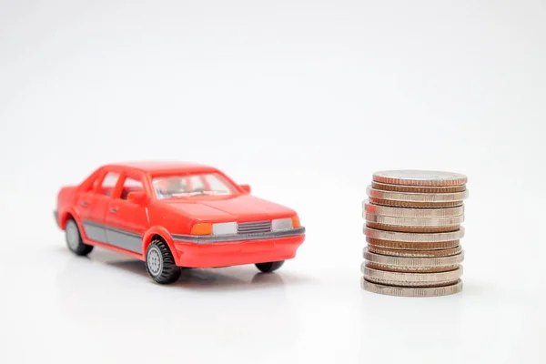 Spara pengar för investeringar konceptet Toy car och stack av mynt — Stockfoto