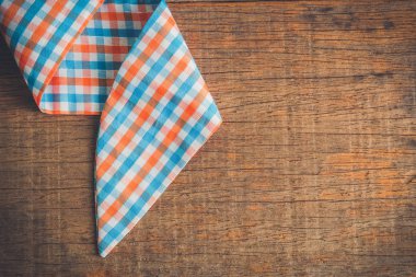 Filtre etkisi retro vintage tarzı ile bir masa örtüsü ile arka plan ahşap masa