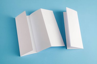 Şablon kat beyaz kağıt mavi arka plan üzerinde