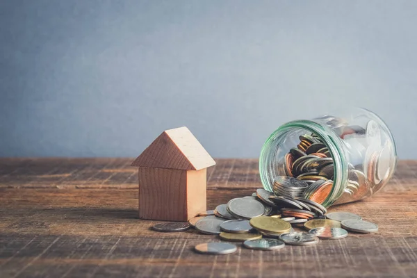 Ušetřete peníze za investiční hypotéka koncepci domu peníze z mince s filtr efekt retro vintage stylu — Stock fotografie