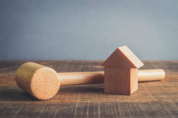 Simbolo della crisi immobiliare mondiale. martello in legno e casa con effetto filtro retrò stile vintage — Foto Stock