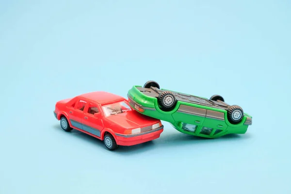 Speelgoed auto bij ongeluk op een blauwe achtergrond — Stockfoto