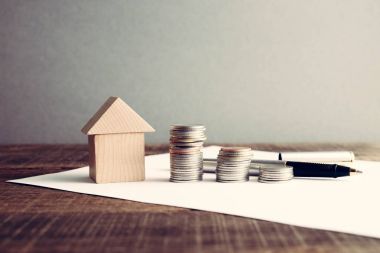 tasarruf yatırım ipotek kavramı ile para ev için bir sikke filtre etkisi retro vintage tarzı ile gelen