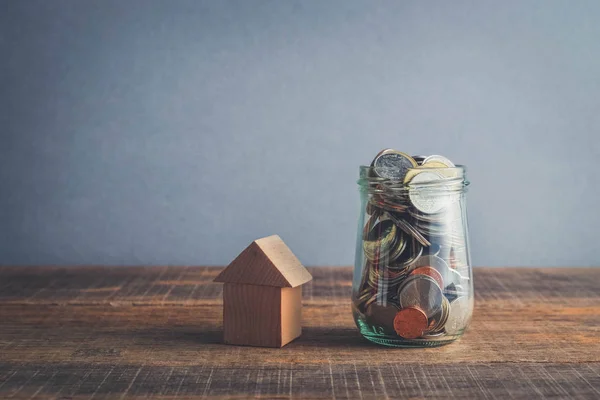 Risparmiare denaro per il concetto di ipoteca di investimento da casa soldi da una moneta con effetto filtro retrò stile vintage — Foto Stock