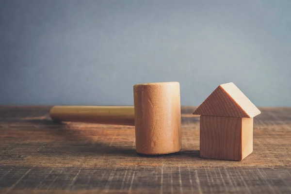Символ світової кризи нерухомості. дерев'яний молоток і будинок з ефектом фільтра ретро вінтажний стиль — стокове фото