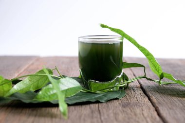 Bambu çimen, bai-ya-nang suyu. (Adı Tayland yazıldığından) Tiliacora triandra 