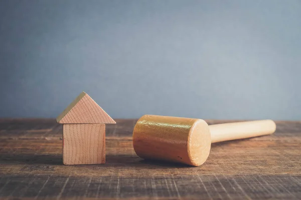 Símbolo de la crisis inmobiliaria mundial. martillo de madera y casa con efecto filtro estilo vintage retro — Foto de Stock