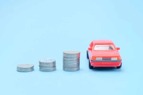 Geld besparen voor speelgoedauto van het concept van investeringen en stapel van munten — Stockfoto