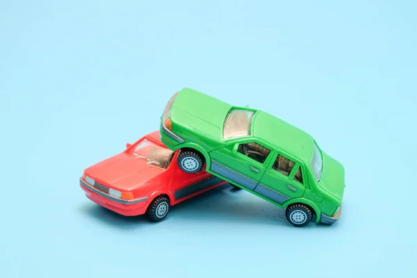 玩具汽车在蓝色背景上的事故 — 图库照片