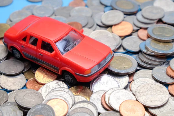 Spara pengar för investeringar konceptet Toy car och stack av mynt — Stockfoto