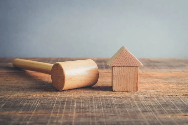 Símbolo de la crisis inmobiliaria mundial. martillo de madera y casa con efecto filtro estilo vintage retro —  Fotos de Stock