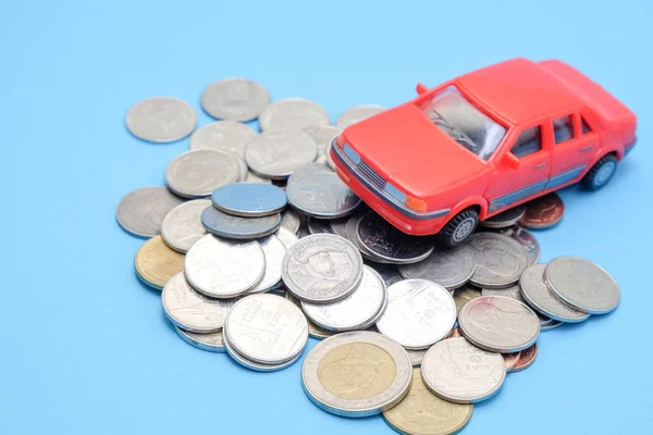 Geld besparen voor speelgoedauto van het concept van investeringen en stapel van munten — Stockfoto