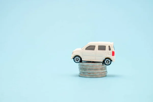Ušetřete peníze za investiční koncepci autíčko a zásobníku mincí — Stock fotografie