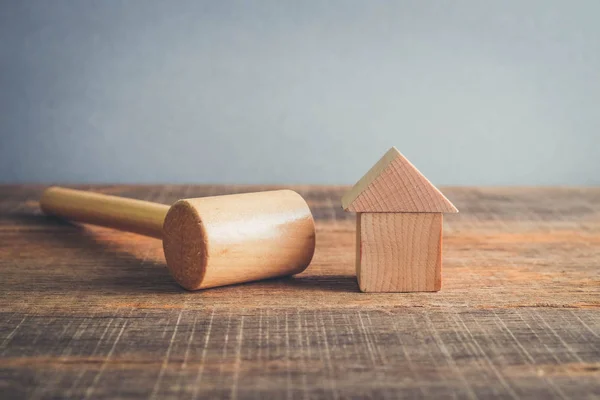 Simbolo della crisi immobiliare mondiale. martello in legno e casa con effetto filtro retrò stile vintage — Foto Stock