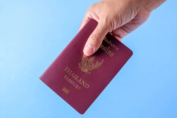 블루 종이 배경 휴일에 여행에 태국 갈색 여권 커버 — 스톡 사진