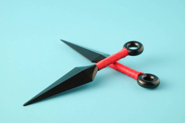 Ninja silah atmak için mavi kağıt arka plan üzerinde izole