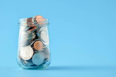 Yatırım konsepti için para biriktir. Cam kavanoza Baht Thai koy.