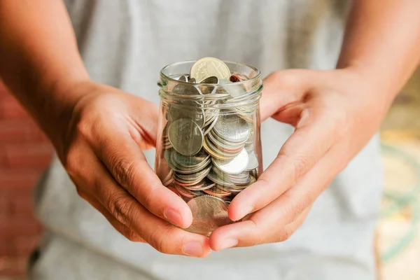 Geld sparen für Investitionskonzept Hand in Hand — Stockfoto