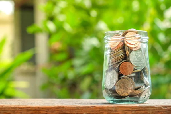 Bespaar geld voor investering concept munt baht thai in de glazen pot — Stockfoto