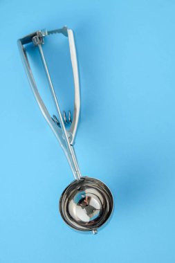 Kaşık dondurma yemeye mavi zemin üzerine