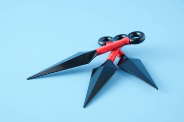 Ninja silah atmak için mavi kağıt arka plan üzerinde izole