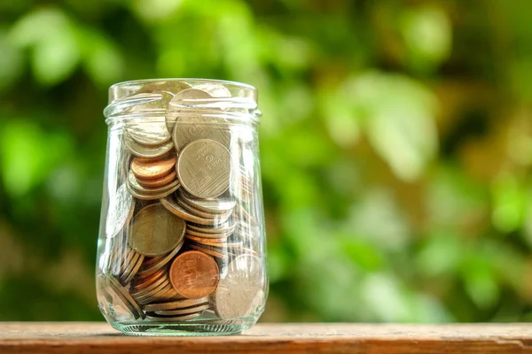 Ahorrar dinero para el concepto de inversión baht thai moneda en el frasco de vidrio —  Fotos de Stock
