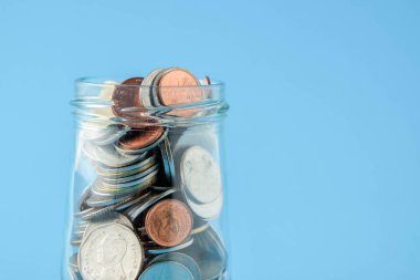 Yatırım konsepti için para biriktir. Cam kavanoza Baht Thai koy.