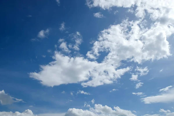 雲の背景を持つ青い空 — ストック写真