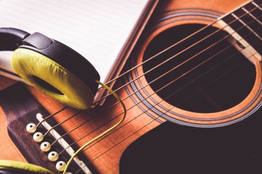Klasik akustik gitar ile filtre doğurur fotoğrafı yakın çekim yukarı