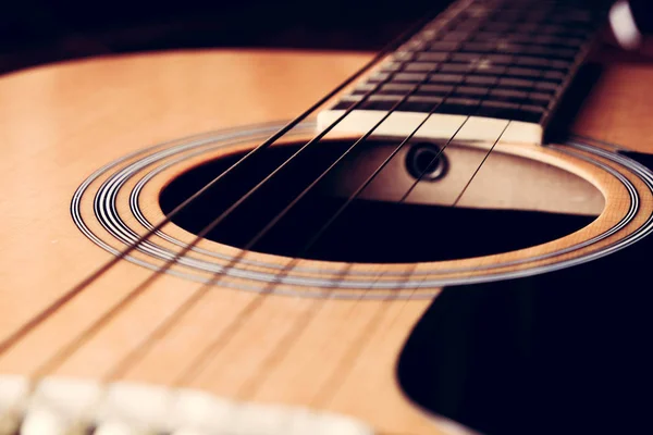 Photo prise de vue rapprochée de la guitare acoustique classique avec filtre effec — Photo