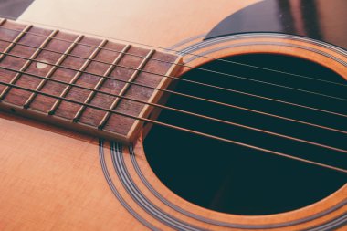 Klasik akustik gitar ile filtre doğurur fotoğrafı yakın çekim yukarı