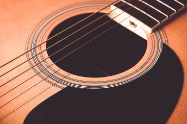 Klasik akustik gitar ile filtre doğurur fotoğrafı yakın çekim yukarı
