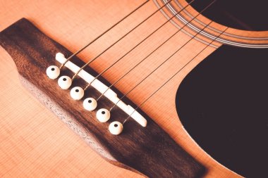 Klasik akustik gitar ile filtre doğurur fotoğrafı yakın çekim yukarı