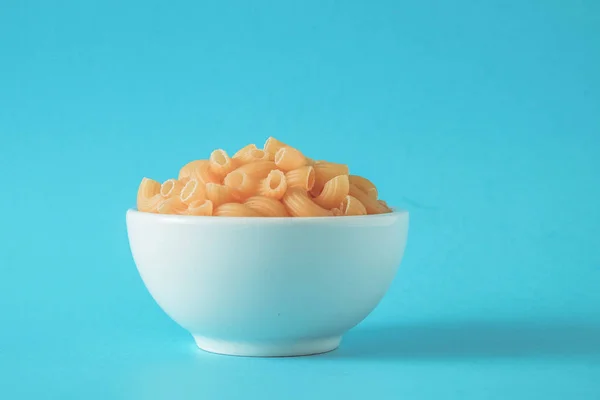 Comida italiana macarrão cru Para cozinhar alimentos feitos de farinha — Fotografia de Stock