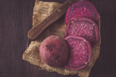 Filtre etkisi retro v ile ahşap arka plan üzerinde ham tatlı patates