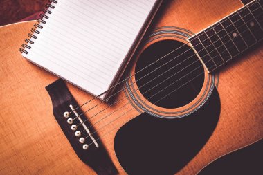 Klasik akustik gitar ile filtre doğurur fotoğrafı yakın çekim yukarı
